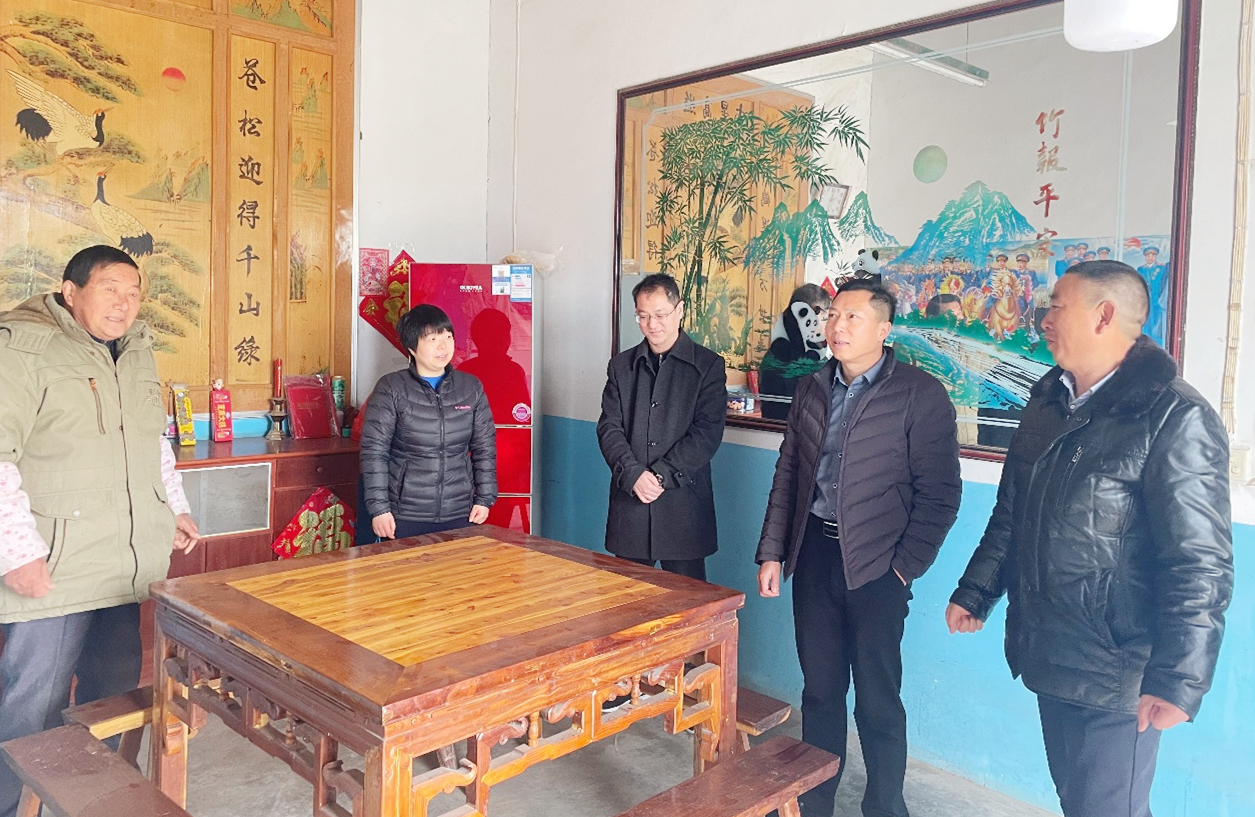 市擔保集團赴鄉村振興幫扶點長山村走訪慰問老黨員